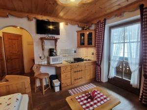 uma pequena cozinha com uma mesa num quarto em Schlosserhof em Telfes im Stubai