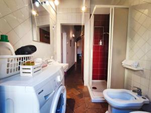 een badkamer met een wasmachine en een wasmachine bij Convento San Gimignano Apartments in San Gimignano