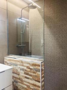 La salle de bains est pourvue d'une douche avec une porte en verre. dans l'établissement Apartamento en el Centro de Comillas, à Comillas