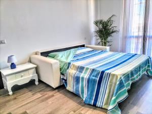 Un dormitorio con una cama y una mesa con una planta en Anzio Paradise en Anzio