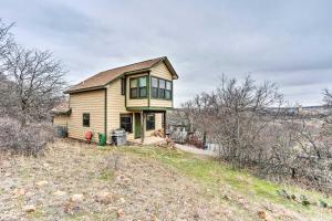 una casa in cima a una collina di Medicine Park Cabin Rental with Mountain View a Medicine Park