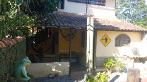 a small house with a lizard in front of it at Casa do Murebe in Búzios