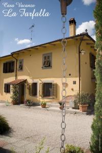 una cadena columpiándose delante de una casa en Casa Vacanze "La Farfalla" en San Miniato