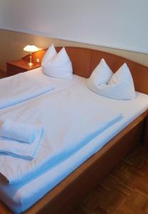 uma cama com duas almofadas e duas toalhas em Melker Apartment em Melk