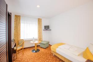 Postel nebo postele na pokoji v ubytování Hotel garni Zwickau-Mosel