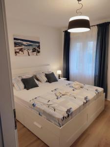 - une chambre avec un grand lit blanc dans l'établissement Apartment Making memories, à Pučišća