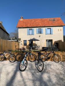 grupa rowerów zaparkowanych przed domem w obiekcie Le gîte de La Villénie - en pleine Nature - 5 min centre ville de Sarlat w mieście Sarlat-la-Canéda