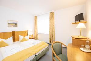 Postel nebo postele na pokoji v ubytování Hotel garni Zwickau-Mosel