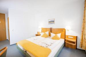 Postel nebo postele na pokoji v ubytování Hotel garni Zwickau-Mosel