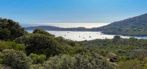 uma vista para um rio com barcos na água em Camping Kévano Plage em Pianottoli-Caldarello