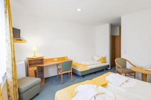 Postel nebo postele na pokoji v ubytování Hotel garni Zwickau-Mosel