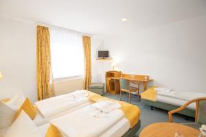 Postel nebo postele na pokoji v ubytování Hotel garni Zwickau-Mosel