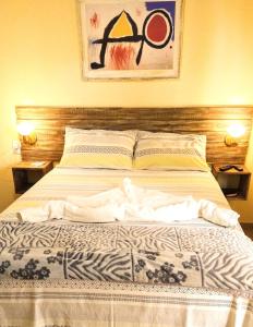 a bedroom with a bed with a wooden headboard at Home suíte taipu in Marau