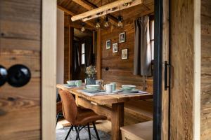comedor con mesa de madera y sillas en Tiny Chalet en Clausthal-Zellerfeld