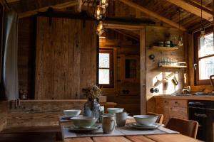 una cocina de madera con una mesa con tazones. en Tiny Chalet en Clausthal-Zellerfeld