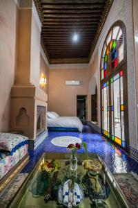 um quarto com duas camas e uma mesa com flores em Riad Semlalia em Fez