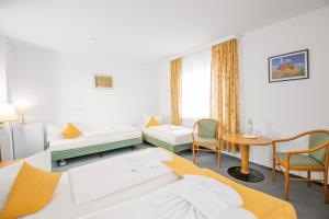 Postel nebo postele na pokoji v ubytování Hotel garni Zwickau-Mosel