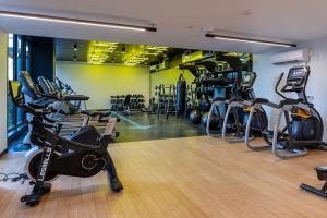 een fitnessruimte met diverse loopbanden en hometrainers bij Central District 1br w gym bbq nr downtown SEA-545 in Seattle