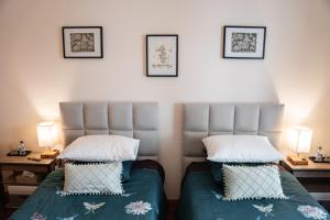 una camera con un letto e due cuscini di Delmar by LovelyStay a Santa Cruz