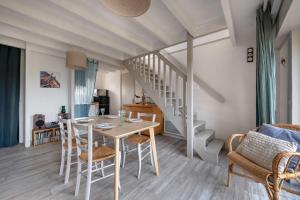 アルゾンにあるMaison pour 5 à quelques pas de la plage !のダイニングルーム(テーブル、椅子、階段付)
