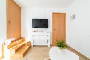 A television and/or entertainment centre at Apartamentos Turísticos Casa Morocho