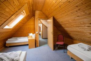 Postel nebo postele na pokoji v ubytování Hotel garni Zwickau-Mosel