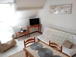 sala de estar con sofá y mesa en Gîtes Périgord Rocamadour Sarlat Gourdon naturiste de juin à sept, en Salviac