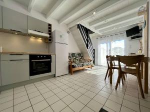 Kuchyňa alebo kuchynka v ubytovaní Maison Saint-Pierre-d'Oléron, 4 pièces, 6 personnes - FR-1-246A-177