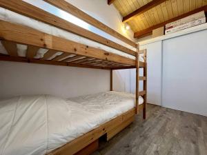 Poschodová posteľ alebo postele v izbe v ubytovaní Maison Saint-Pierre-d'Oléron, 4 pièces, 6 personnes - FR-1-246A-177