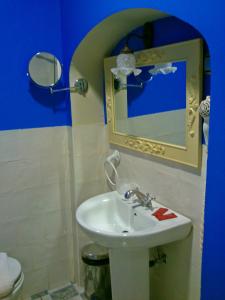 a bathroom with a sink and a mirror at Al Andalus Jerez in Jerez de la Frontera