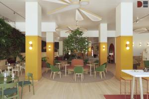 日内瓦B&B HOTEL Geneva Airport的自助餐厅里有桌椅的餐厅