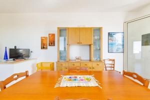 uma sala de estar com uma mesa e uma cozinha em Salentoandmore - Villetta Lecci em Salve