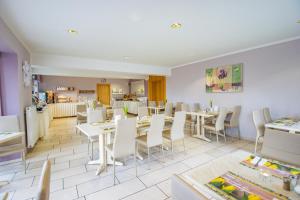 Kuchyň nebo kuchyňský kout v ubytování Hotel garni Zwickau-Mosel
