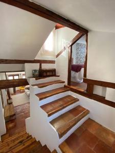 - un escalier dans une chambre dotée de parquet dans l'établissement La alcoba de La Catedral, Apartamento 2-4 pax 3º piso, à Cuenca
