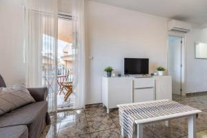 - un salon avec un canapé et une télévision dans l'établissement 040 Apartamento Norra, à Torrevieja