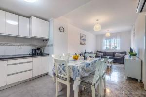 - une cuisine et une salle à manger avec une table et des chaises dans l'établissement 040 Apartamento Norra, à Torrevieja