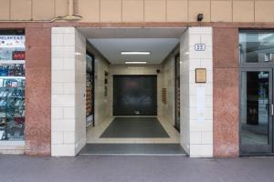 un corridoio di un edificio con una porta nera di Maison Marconi a Bologna