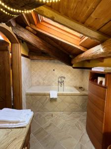 a bathroom with a bath tub and a sink at Rivarola al Tempo Dei Castelli in Carasco
