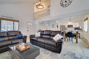 Una sala de estar con un sofá de cuero y una mesa. en Tobyhanna Home with Fire Pit and 3 Community Pools!, en Tobyhanna