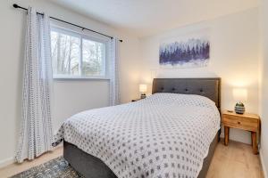 Un dormitorio con una cama y una ventana en Tobyhanna Home with Fire Pit and 3 Community Pools!, en Tobyhanna