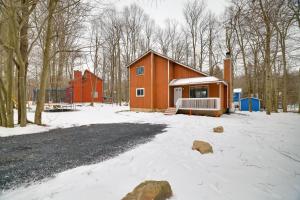 una casa en la nieve con un patio cubierto de nieve en Tobyhanna Home with Fire Pit and 3 Community Pools!, en Tobyhanna