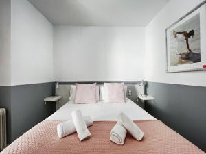 Postel nebo postele na pokoji v ubytování Stay U-nique Apartments GranDeGracia