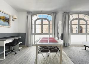 sala de estar con piano y escritorio en Stay U-nique Apartments GranDeGracia, en Barcelona