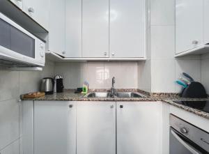 Kuchyň nebo kuchyňský kout v ubytování Stay U-nique Apartments GranDeGracia