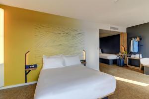 Tempat tidur dalam kamar di B&B HOTEL Dijon Valmy Toison d'or