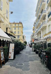 une rue dans une ville avec des bâtiments et des vélos garés dans l'établissement Cosy appartement la Promenade des Anglais, à Nice