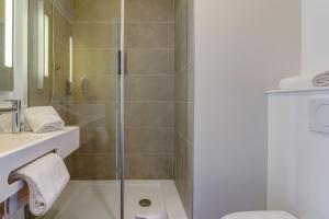 Koupelna v ubytování B&B HOTEL Dijon Valmy Toison d'or