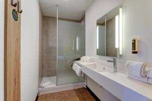 Koupelna v ubytování B&B HOTEL Dijon Valmy Toison d'or