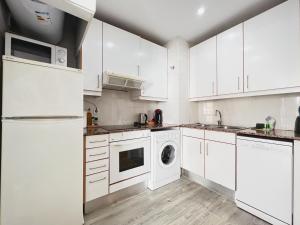 Kuchyň nebo kuchyňský kout v ubytování Stay U-nique Apartments GranDeGracia