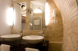 een badkamer met 2 wastafels en een spiegel bij Gurgltal Refugia in Tarrenz